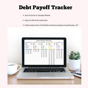 Könnte beinhalten: Ein Laptop zeigt eine "Debt Payoff Tracker"-Tabelle mit farbigen Diagrammen und Daten. Der Text "Debt Payoff Tracker" und Funktionen stehen über dem Bildschirm. Eine weiße Tasse und eine Topfpflanze stehen auf einem Holzschreibtisch.
