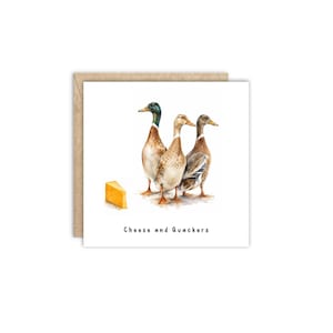 Peut inclure: Carte de vœux carrée avec une illustration à l'aquarelle de trois canards et une part de fromage. Les canards sont bruns, beiges et verts. Le texte "Cheese and Quackers" est imprimé en dessous.