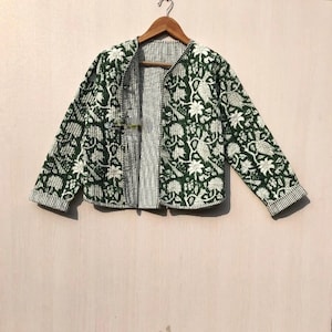 Veste matelassée indienne en tissu imprimé à la main kimono court Les femmes portent un nouveau style manteau blanc à fleurs, cadeau pour elle, veste courte pour femme. image 8