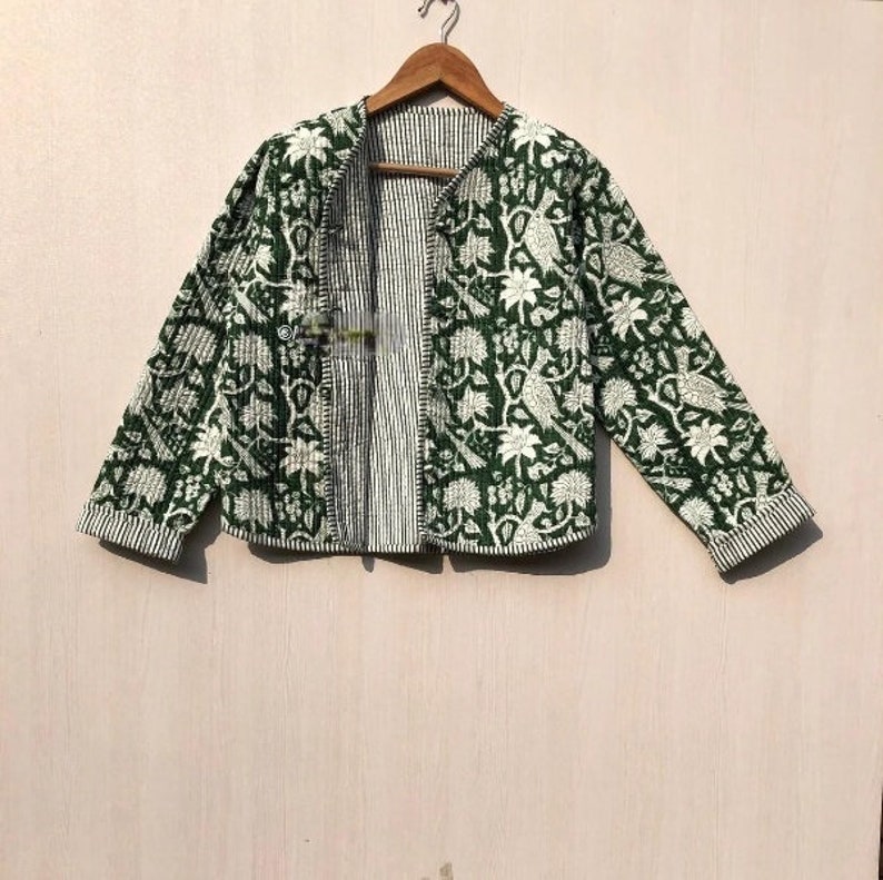 Veste matelassée indienne en tissu imprimé à la main kimono court Les femmes portent un nouveau style manteau blanc à fleurs, cadeau pour elle, veste courte pour femme. image 8