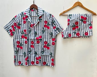 Set pigiama a righe con ciliegie, 100% cotone, con pochette.