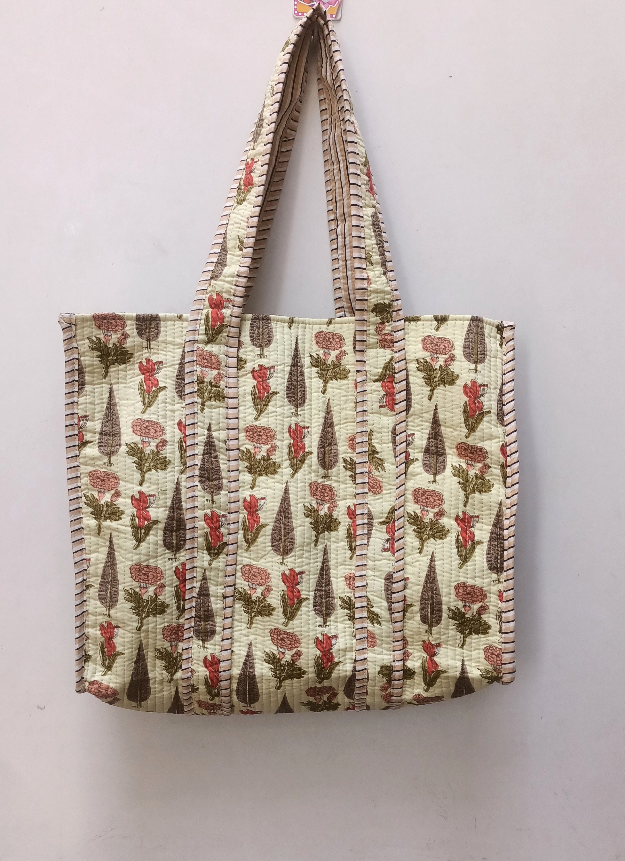 ★送料・関税込★Margarin Fingers★FLORAL QUILTED TOTE BAG★ MARGARIN FINGERS Floral Quilted Tote Bag - Cream | 하이츠스토어