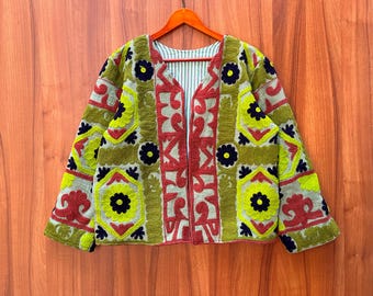 ハンドメイドのスザニ刺繍ジャケット：インドのボヘミアンキルティング
