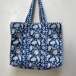 Gesteppte Baumwolle handbedruckt reversibel große mehrfarbige Blumen Einkaufstasche Umweltfreundliche nachhaltige robuste Einkaufstasche handgemachte Boho Tasche