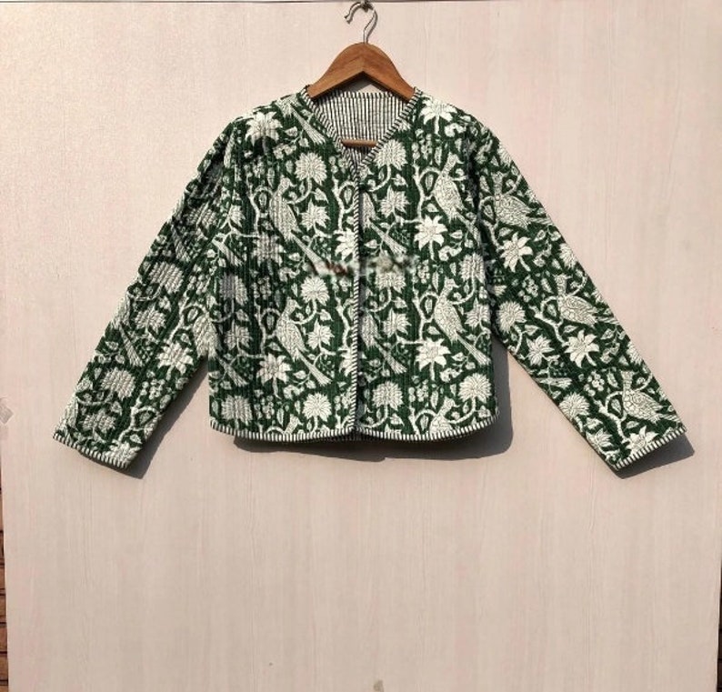 Veste matelassée indienne en tissu imprimé à la main kimono court Les femmes portent un nouveau style manteau blanc à fleurs, cadeau pour elle, veste courte pour femme. image 7