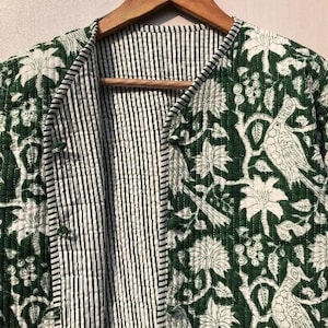 Veste matelassée indienne en tissu imprimé à la main kimono court Les femmes portent un nouveau style manteau blanc à fleurs, cadeau pour elle, veste courte pour femme. image 4