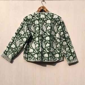 Veste matelassée indienne en tissu imprimé à la main kimono court Les femmes portent un nouveau style manteau blanc à fleurs, cadeau pour elle, veste courte pour femme. image 6