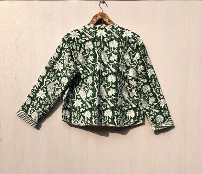 Veste matelassée indienne en tissu imprimé à la main kimono court Les femmes portent un nouveau style manteau blanc à fleurs, cadeau pour elle, veste courte pour femme. image 6