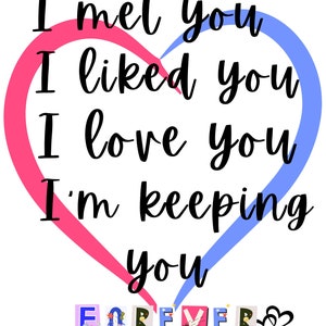 Puede incluir: Un corazón rosa y azul con el texto "I met you, I liked you, I love you, I'm keeping you FOREVER" en su interior. La palabra "FOREVER" está escrita con letras de colores.