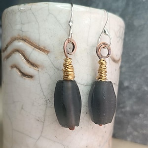 Handgemaakte houtskooloorbellen van Java-glas met koperen lussen, messingdraadwikkeling en sterlingzilveren haken