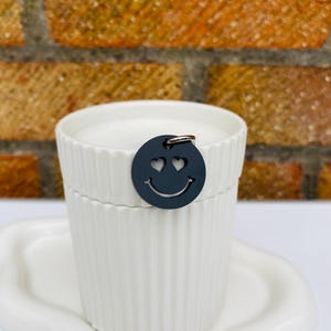 Pastel Acrylic Trolley Token Keyring: Happy Face Shopping Coin Svart
