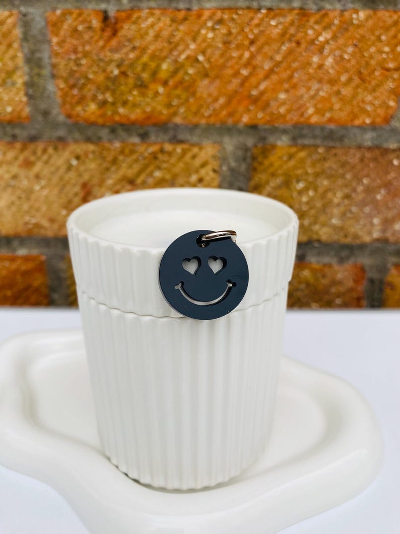 Pastel Acrylic Trolley Token Keyring: Happy Face Shopping Coin Svart