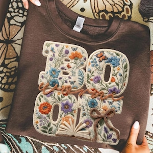 Rat de bibliothèque faux fil au crochet png, chemise en tricot livresque florale png, sublimation amateur de livres rétro, lecture bohème cottagecore, fleurs printanières png
