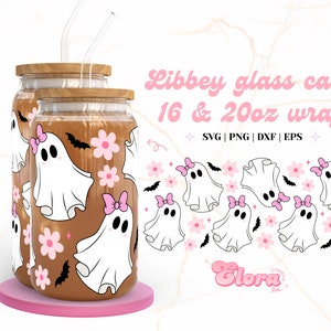 Puede incluir: Dos tarros de vidrio transparente con líquido marrón y tapas, decorados con un patrón de fantasmas blancos con lazos rosas y flores rosas. Los tarros están sobre una superficie rosa. El texto "Libbey glass can 16 & 20oz wrap SVG | PNG | DXF | EPS Glora" está en la parte superior de la imagen.
