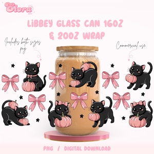 Op de afbeelding: Een Libbey glazen pot met een houten deksel, versierd met illustraties van zwarte katten die roze pompoenen, roze strikken en sterren vasthouden. De tekst luidt "LIBBEY GLASS CAN 16OZ & 20OZ WRAP" en "PNG / DIGITAL DOWNLOAD".