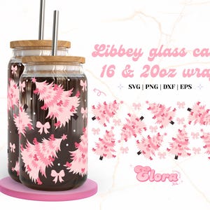 Puede incluir: Dos tarros de vidrio con tapas y pajitas, decorados con árboles de Navidad rosas y lazos. Los tarros están sobre una superficie rosa. El texto "Libbey glass can 16 & 20oz wrap SVG | PNG | DXF | EPS" está por encima de los tarros. El texto "Glora" está por debajo de los tarros.