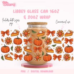 Op de afbeelding: Een Libbey glazen pot met een houten deksel, versierd met oranje pompoenen, zonnebloemen, strikken, taartpunten en bladeren. De tekst op de afbeelding luidt "LIBBEY GLASS CAN 16OZ & 20OZ WRAP" en "Includes both sizes png".