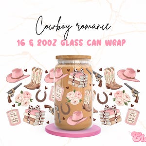 Op de afbeelding: Een set van 16 en 20 oz glazen blikjeswraps met een cowboy-romantisch thema. De wraps bevatten roze cowboyhoeden, laarzen, hoefijzers en bloemmotieven. De tekst "Wear the hat, ride like a cowboy" is ook inbegrepen.