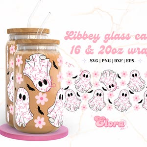 Op de afbeelding: Twee glazen potten met deksels en rietjes, versierd met een roze en wit spookpatroon. De potten zijn gelabeld met "Libbey glass can 16 & 20oz wrap" en "Glora".