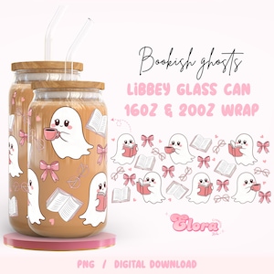 Könnte beinhalten: Zwei Libbey-Gläser mit Holzdeckeln und durchsichtigen Strohhalmen. Die Gläser sind mit einem umlaufenden Design verziert, das Cartoon-Geister mit Kaffeetassen und Büchern zeigt, mit rosa Schleifen und Brillen. Der Text "Bookish ghosts" und "Libbey Glass Can 16oz & 20oz Wrap" sind ebenfalls sichtbar.