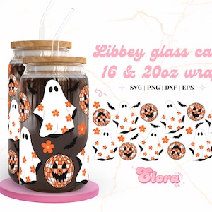 Peut inclure: Deux bocaux en verre transparent avec couvercles et pailles, décorés d'un motif sur le thème d'Halloween avec des fantômes, des chauves-souris et des citrouilles à boules disco. Les bocaux sont étiquetés "Libbey glass can 16 & 20oz wrap" et "Elora Creative Studio".