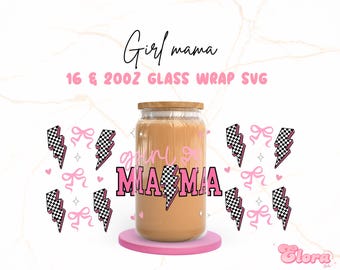 Puede incluir: Un tarro de vidrio con un líquido marrón en su interior. El tarro tiene un diseño a cuadros rosa y negro con el texto "Girl Mama". El tarro está rodeado de rayos rosas y lazos.