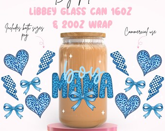 Puede incluir: Una lata de vidrio transparente con tapa de madera, llena de un líquido marrón claro. Las palabras "Boy Mama" están en estampado de leopardo azul con un lazo azul. Los elementos decorativos incluyen corazones, lazos y rayos azules. También está presente el texto "LIBBEY GLASS CAN 16OZ & 20OZ WRAP".