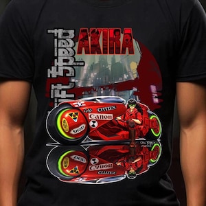 Könnte beinhalten: Schwarzes T-Shirt mit einer Grafik aus dem Anime-Film "Akira". Das Design zeigt ein rotes Motorrad, eine Figur in Rot und den Filmtitel in roter und weißer Schrift. Das Bild hat einen Spiegeleffekt.