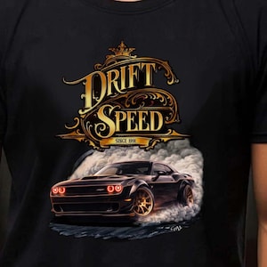 Può includere: T-shirt nera con grafica oro e nera di un'auto in drifting. Il design include le parole "DRIFT SPEED" e "SINCE 1991". L'auto è nera con ruote dorate e fari arancioni, circondata dal fumo.
