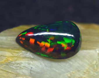 Päronformad Welo Fire etiopisk opal ädelsten | 13,7 karat