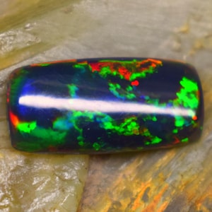 Cabujón de ópalo negro etíope natural, gema Welo Fire, forma rectangular de 4,1 quilates.