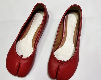 Chaussures faites main Tabi rouges pour femmes vintage, sandales à boucle Tabi, escarpins à bride en T de style vintage, chaussures de mariée rétro romantiques