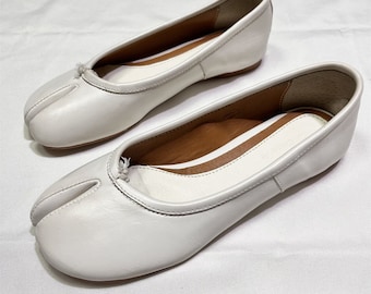 Chaussures faites main Tabi de couleur blanche pour femmes vintage, sandales à boucle Tabi, escarpins à bride en T de style vintage, chaussures de mariée rétro romantiques