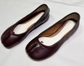 Mujeres vintage vino color rojo Tabi Split Toe zapatos hechos a mano, sandalias con hebilla Tabi, bombas de correa T estilo vintage, zapatos de novia retro románticos