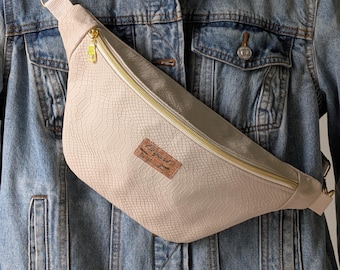 Beige heuptasje van imitatie krokodillenleer met geborduurde band.