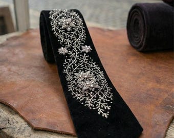 Corbata de terciopelo negro, bordado floral plateado, corbata con cuentas, corbata gótica para novio.