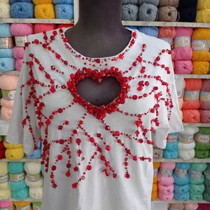 Fehlendes Herz, Perlen gesticktes Herz Weißes T-Shirt mit tiefem Schnitt, Herz ausgeschnitten, fehlendes Herzoberteil, Weihnachtsoberteil