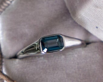 Zierlicher Smaragdschliff London Blautopas Ring, Blautopas Silberring, Smaragdschliff blauer Edelstein Ring, einzigartiger Jahrestagsgeschenk Ring für sie