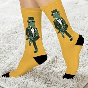 Calcetines Dapper Frog, calcetines con estampado vintage para caballeros, regalo original para padrinos de boda, calcetines de vestir amarillo mostaza con bordado de imitación.
