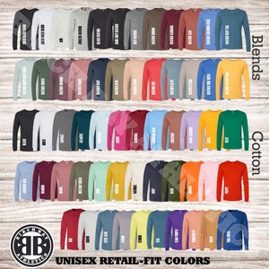 Puede incluir: Una tabla de colores de camisetas de manga larga, que muestra una variedad de colores en algod&oacute;n y mezclas. La tabla est&aacute; etiquetada como "Colores Unisex Retail-Fit" e incluye el nombre de la marca "Birch Bay Athletics".