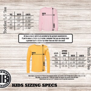 Puede incluir: Un gr&aacute;fico con informaci&oacute;n de tallas para camisetas de manga larga para ni&ntilde;os peque&ntilde;os y j&oacute;venes. El gr&aacute;fico incluye medidas de ancho y largo en pulgadas. El gr&aacute;fico tambi&eacute;n incluye una descripci&oacute;n de c&oacute;mo medir la prenda para un ajuste adecuado.