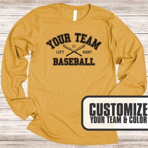 Puede incluir: Camiseta de manga larga de color amarillo mostaza con texto negro que dice "Your Team Baseball" con bates de b&eacute;isbol cruzados y un gr&aacute;fico de b&eacute;isbol. El texto "Left" y "Right" est&aacute;n por encima de los bates. El texto "Customize Your Team & Color" est&aacute; en un rect&aacute;ngulo blanco con borde negro.
