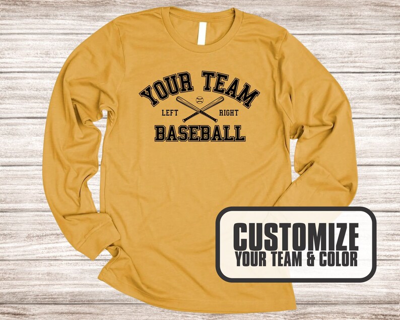 Puede incluir: Camiseta de manga larga de color amarillo mostaza con texto negro que dice "Your Team Baseball" con bates de b&eacute;isbol cruzados y un gr&aacute;fico de b&eacute;isbol. El texto "Left" y "Right" est&aacute;n por encima de los bates. El texto "Customize Your Team & Color" est&aacute; en un rect&aacute;ngulo blanco con borde negro.