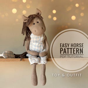 Puede incluir: Un juguete de peluche con forma de caballo, con cuerpo marrón claro, melena marrón y un atuendo a cuadros azules y blancos. El texto de la imagen dice "EASY HORSE PATTERN PDF TUTORIAL" y "TOY & OUTFIT". El juguete está sentado en una estantería de madera.
