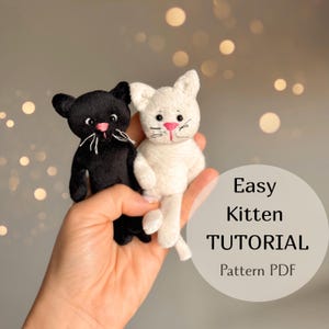 Peut inclure: Deux jouets en peluche en forme de chatons, un noir et un blanc, avec des nez roses et des moustaches brodées. L'image comprend le texte "Easy Kitten TUTORIAL Pattern PDF" dans un graphique circulaire.