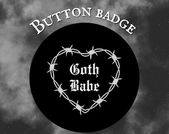 Pin de botón de chica gótica: Insignia gótica espeluznante (38 mm)