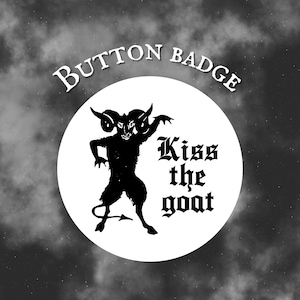 Könnte beinhalten: Ein weißer Knopf mit einer schwarzen Silhouette einer Ziege mit Hörnern und einem Schwanz. Der Text "Kiss the goat" ist in Schwarz unter der Ziege geschrieben.