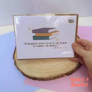 Matilda inspiriert Grußkarte | 'Irgendwo in uns allen steckt die Kraft, die Welt zu verändern' | Geburtstag | 350g/qm Karte | Inspirierend