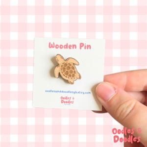 Badge tortue en bois : gravé au laser, accessoire léger