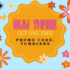 Puede incluir: Gr&aacute;fico promocional de estilo retro con fondo azul claro. Una forma naranja con bordes ondulados contiene el texto "BUY THREE GET ONE FREE" en rosa y amarillo. El texto "PROMO CODE: TUMBLERS" est&aacute; debajo. Dise&ntilde;os florales y de estrellas rodean la forma central.